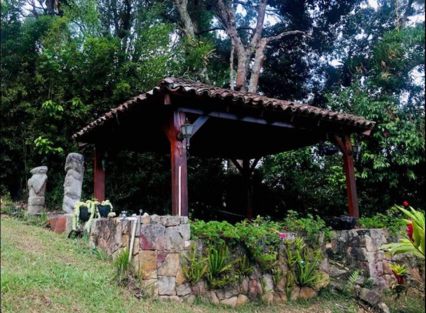 Jardín al aire libre en Increíble finca en felidia