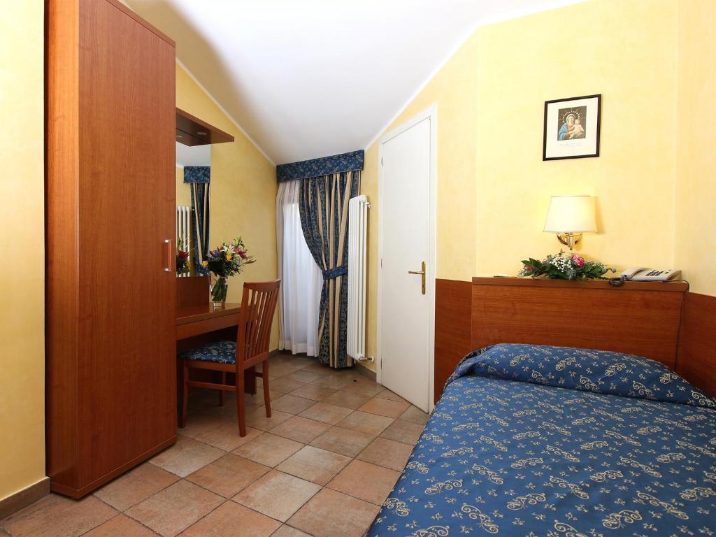 Łóżko lub łóżka w pokoju w obiekcie Casa Di Santa Francesca Romana a Ponte Rotto