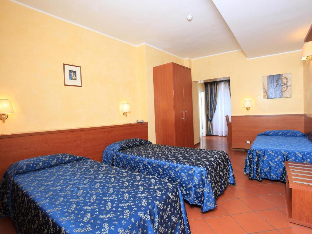 Łóżko lub łóżka w pokoju w obiekcie Casa Di Santa Francesca Romana a Ponte Rotto