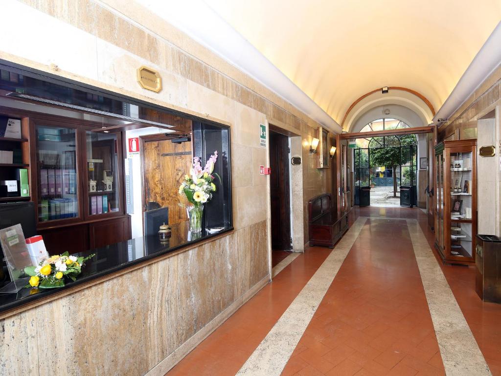 korytarz budynku z wazonem kwiatów w obiekcie Casa Di Santa Francesca Romana a Ponte Rotto w Rzymie