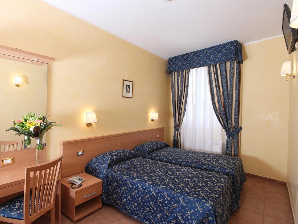 pokój hotelowy z łóżkiem i oknem w obiekcie Casa Di Santa Francesca Romana a Ponte Rotto w Rzymie