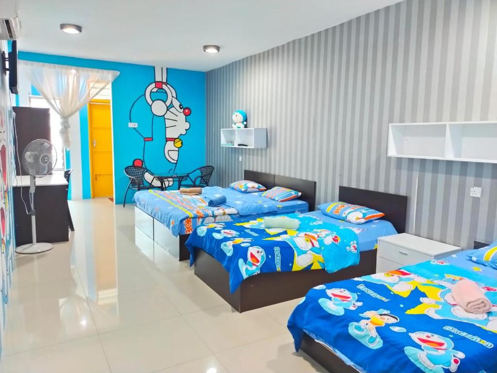 ein Schlafzimmer mit 2 Betten und einem Mausemuster in der Unterkunft Antz Village Resources in Kampar