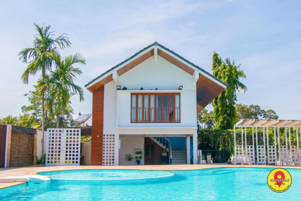 Bazén v ubytování Bangsaphan Resort nebo v jeho okolí
