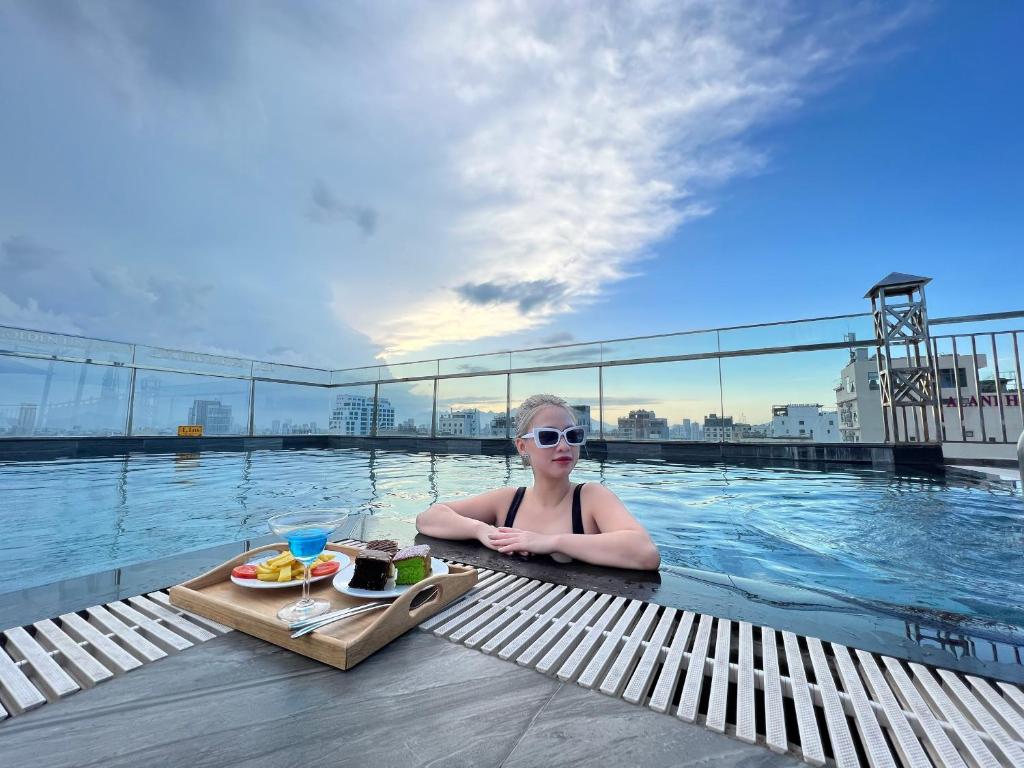 בריכת השחייה שנמצאת ב-Golden Line Hotel Danang או באזור