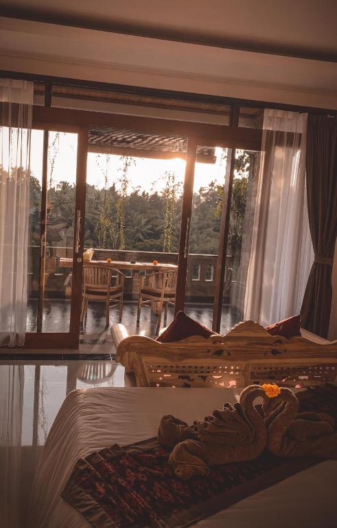 Postel nebo postele na pokoji v ubytování Ubud Paras Villa
