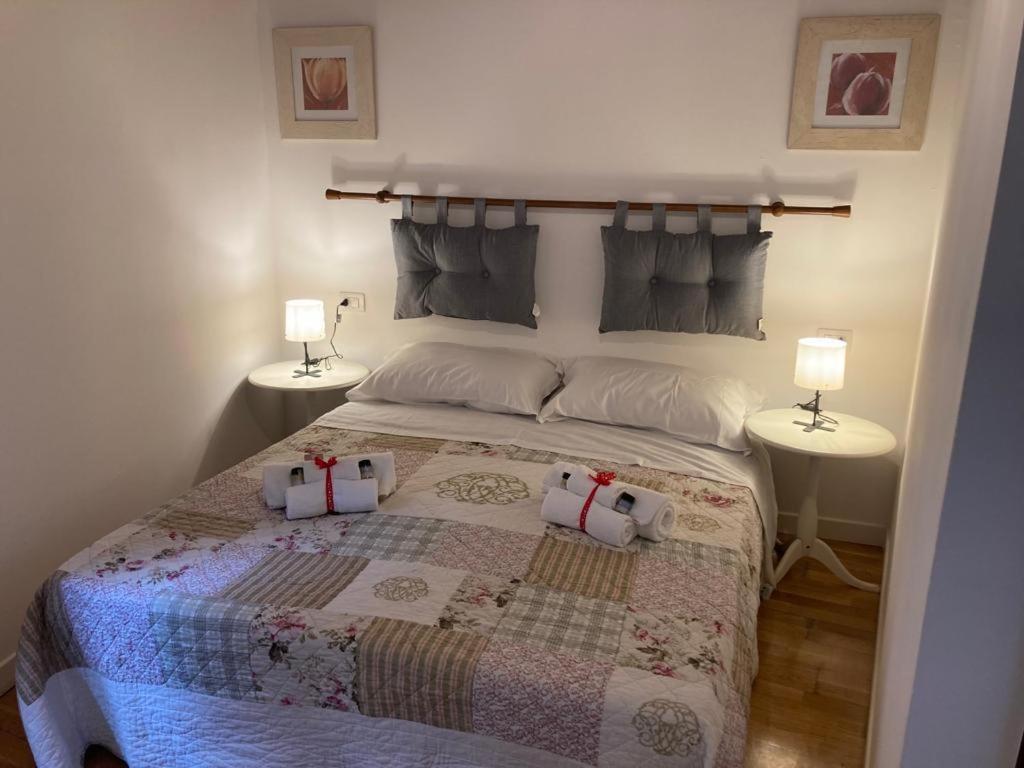 une chambre avec un grand lit avec deux lampes dans l'établissement Casa Vacanze: La casa di Gin, à Viterbe