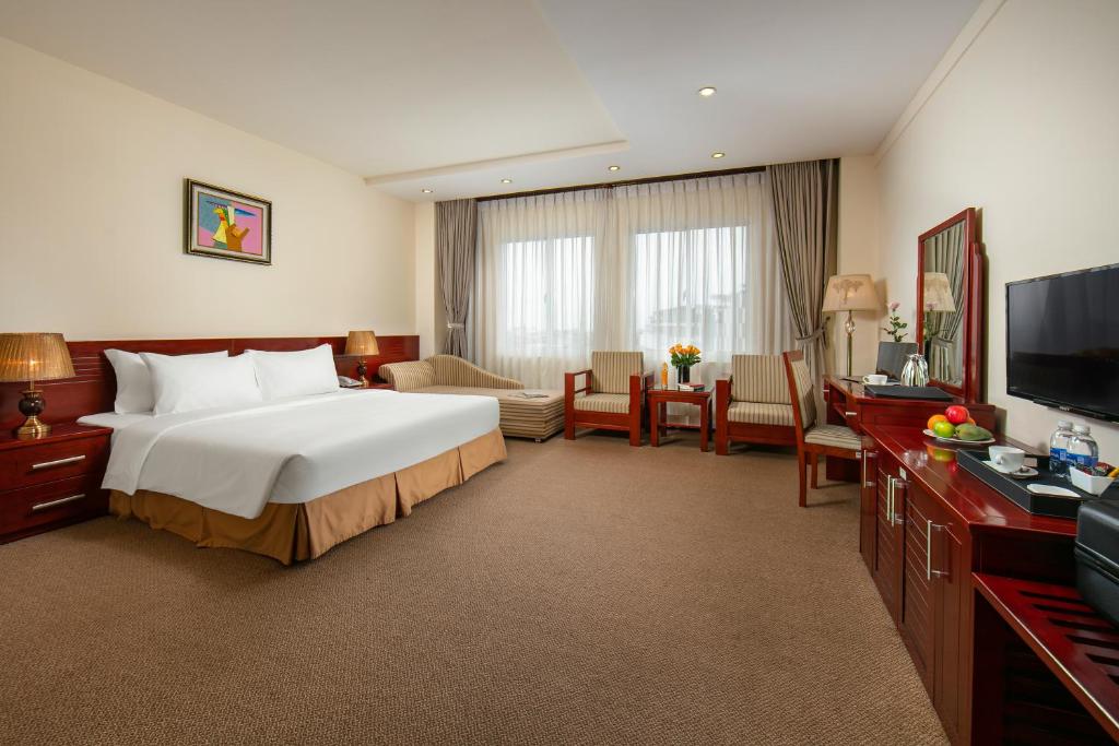ハノイにあるA25 Hotel - 705 Lac Long Quanのベッドとテレビがあるホテルの部屋