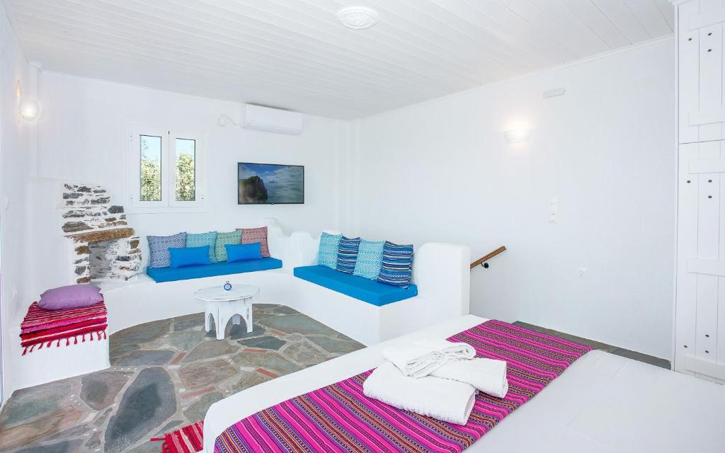 Posteľ alebo postele v izbe v ubytovaní Aspra Chomata Villas