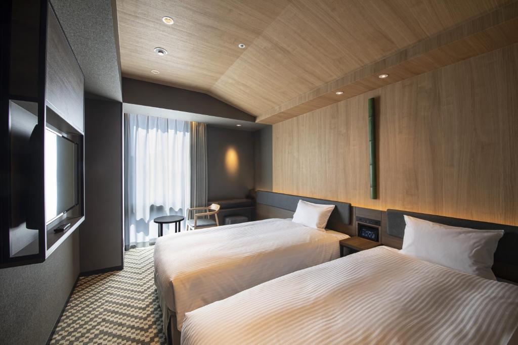 Postel nebo postele na pokoji v ubytování Hotel Keihan Tenmabashi Ekimae