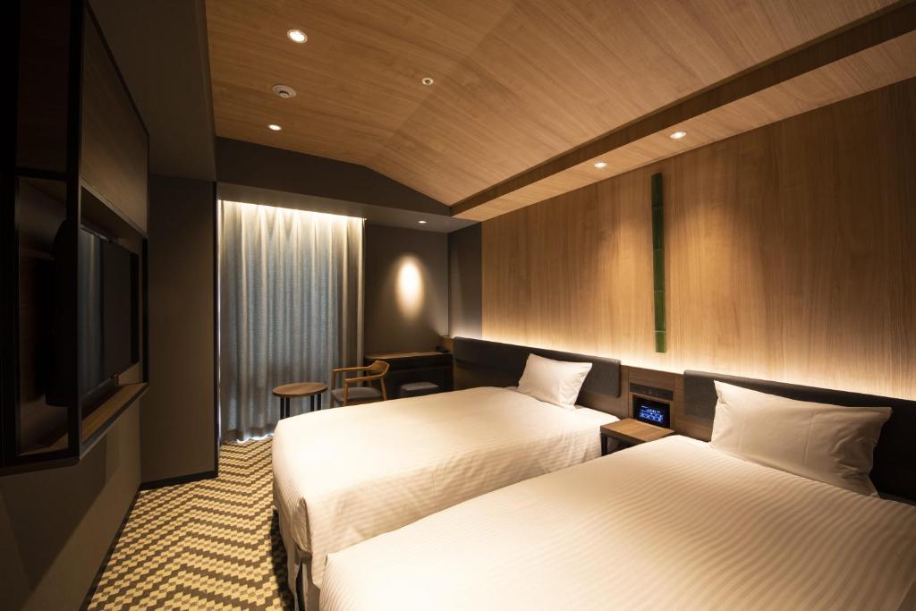 Postel nebo postele na pokoji v ubytování Hotel Keihan Tenmabashi Ekimae