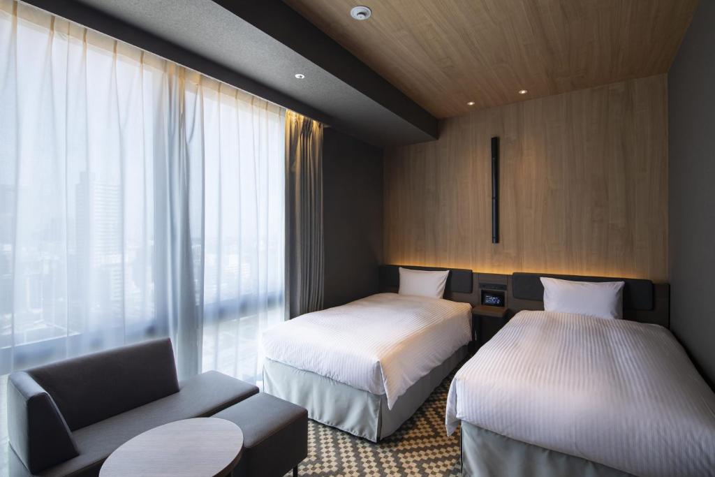 Postel nebo postele na pokoji v ubytování Hotel Keihan Tenmabashi Ekimae