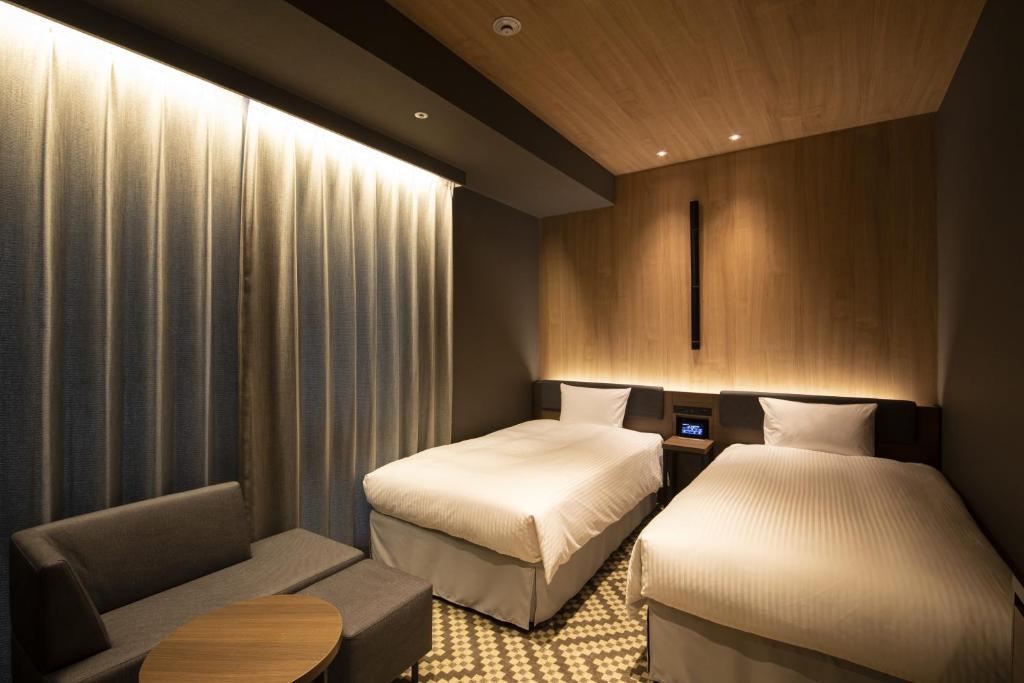 Postel nebo postele na pokoji v ubytování Hotel Keihan Tenmabashi Ekimae