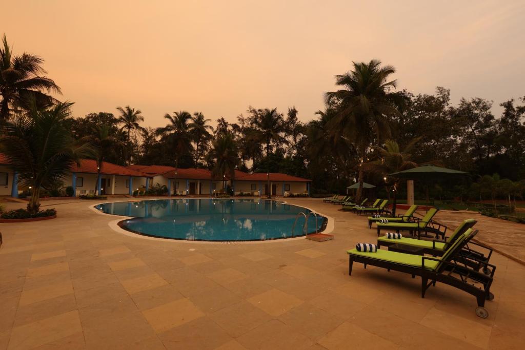 Bazén v ubytování The Windflower Resorts and Spa Varca Goa nebo v jeho okolí