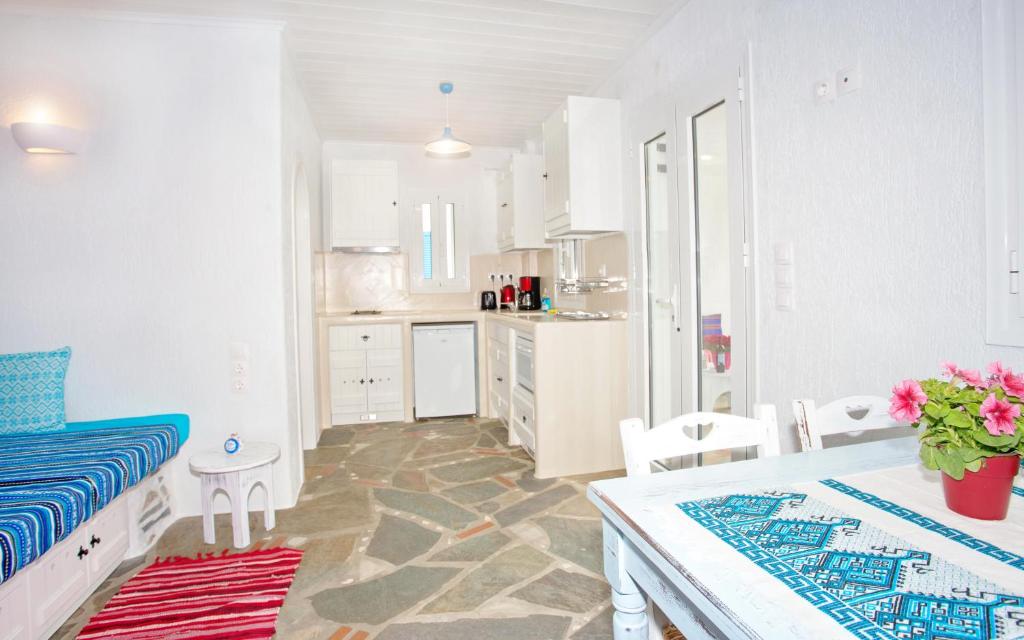 Kuchyňa alebo kuchynka v ubytovaní Aspra Chomata Villas