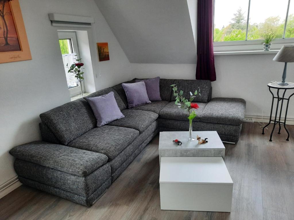 een woonkamer met een bank en een salontafel bij Stefanie in Heide