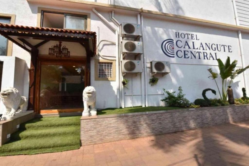 een hotelgebouw met een bord dat het hart van het hotel leest bij Hotel Calangute Central in Calangute