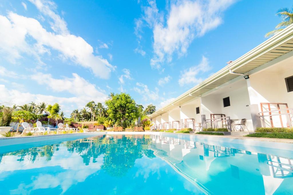 una foto di una piscina in un resort di Selectum Mangrove Resort a Panglao