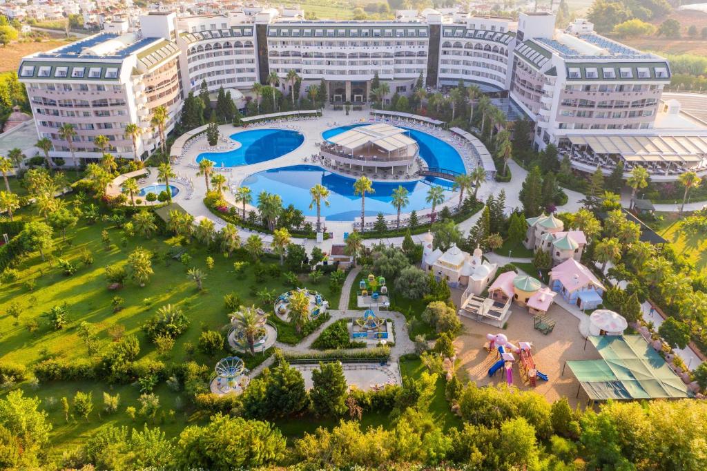 - une vue aérienne sur un complexe avec une grande piscine dans l'établissement Amelia Beach Resort Hotel - All Inclusive, à Kızılot