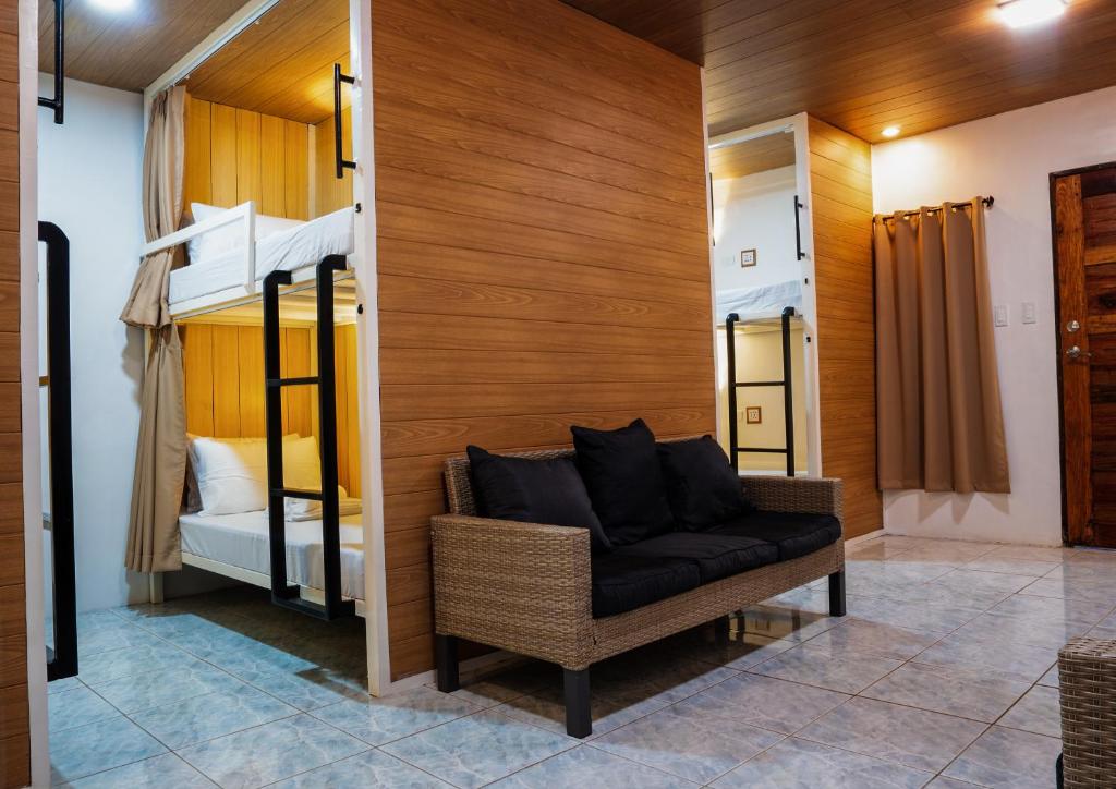 B&B Backpackers 5