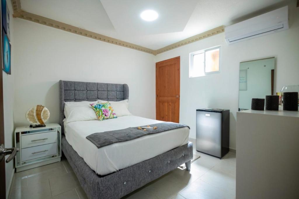 1 dormitorio con 1 cama y TV en Room in Guest room - Central 1bd and Bth with common Picuzzi en Sosúa