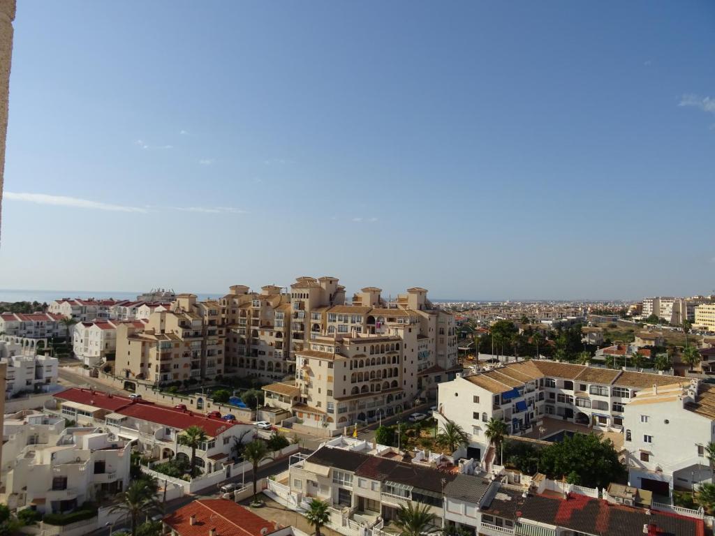 Nespecifikovaný výhled na destinaci Torrevieja nebo výhled na město při pohledu z apartmánu
