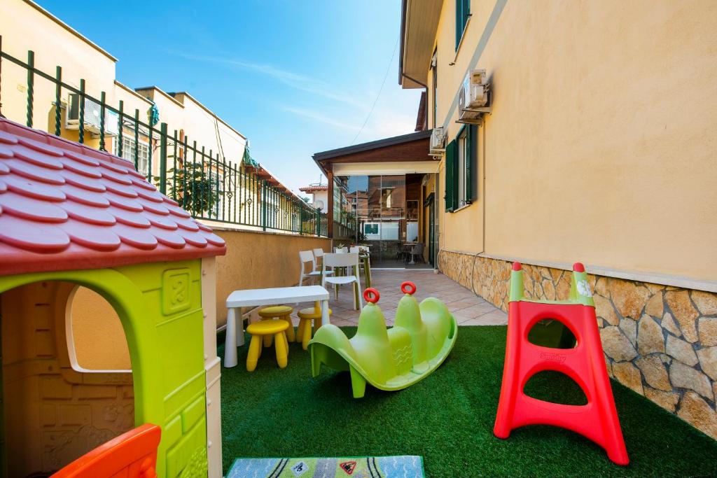 a small backyard with a play area with a toy house at Gu Hotel in Guidonia