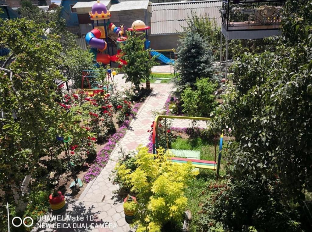 チョルポン・アタにあるГостевой дом Асельの遊び場付きの庭園の景色
