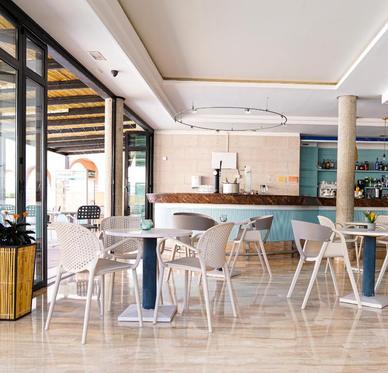 Restauracja lub miejsce do jedzenia w obiekcie Rosamar Ibiza Hotel