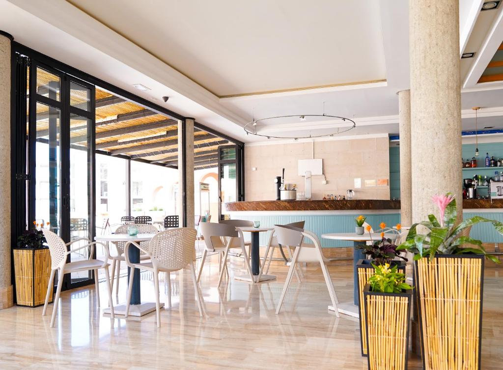 Część wypoczynkowa w obiekcie Rosamar Ibiza Hotel