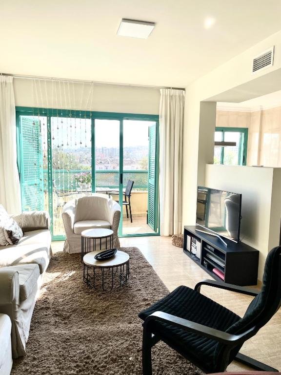 a living room with a couch and a tv at Casa Toboso 2 in Torre del Mar