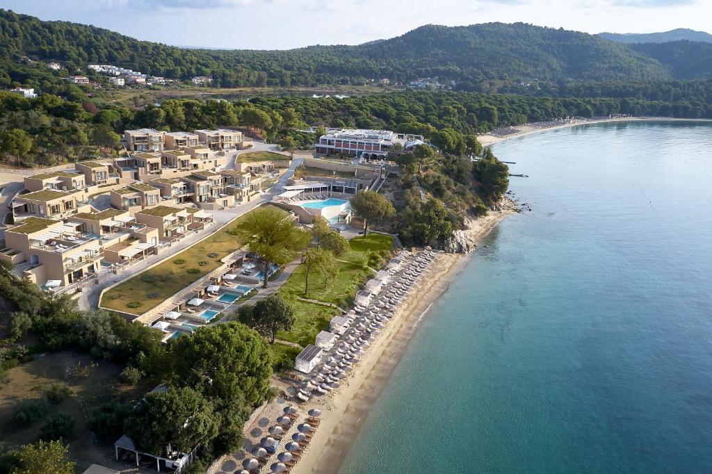 una vista aerea di un resort vicino a una cassa d'acqua di ELIVI Skiathos a Koukounaries