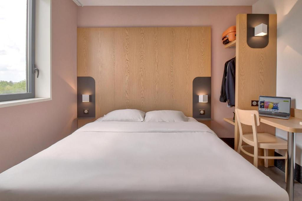 Cama o camas de una habitación en B&B HOTEL Bayonne Tarnos