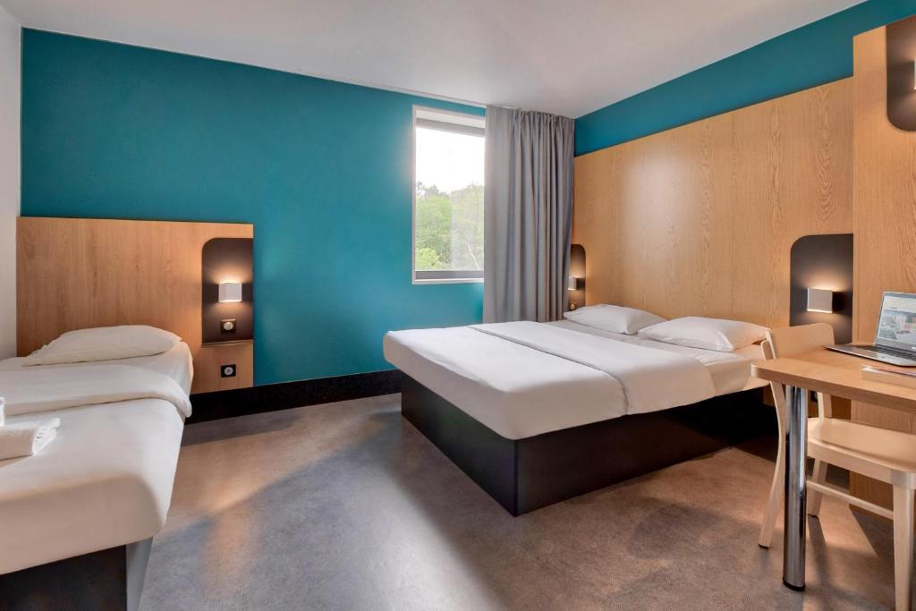 Cama o camas de una habitación en B&B HOTEL Bayonne Tarnos
