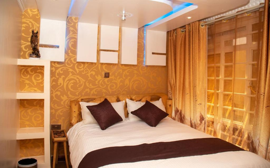 sypialnia z łóżkiem i dużym oknem w obiekcie Redhill Container House & Private Spa w mieście Nairobi