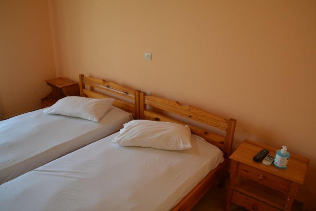 Postel nebo postele na pokoji v ubytování Lantzos Studios