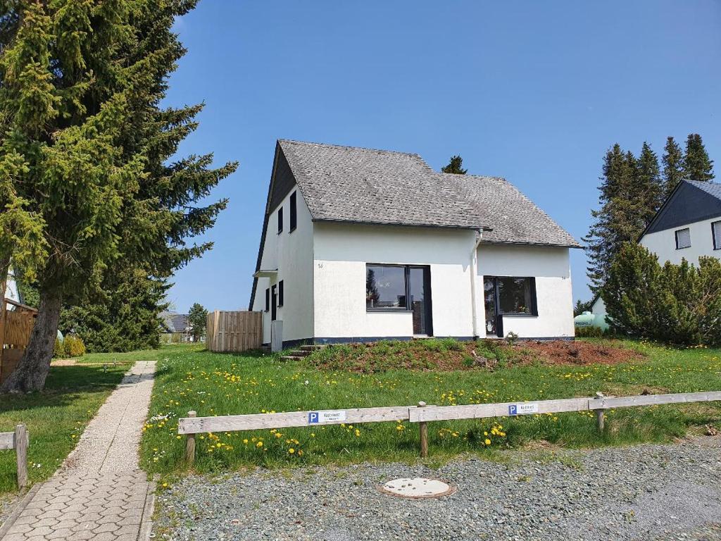 una casa blanca con una valla delante en Ferienhaus Küstelnest, en Medebach