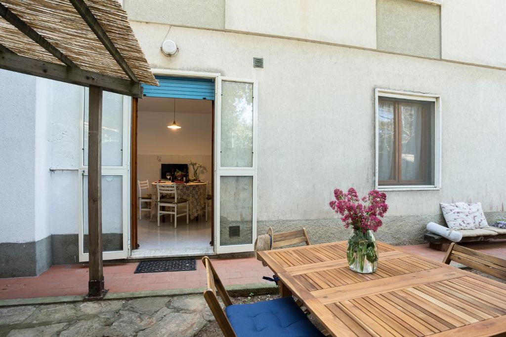 Patio alebo iná vonkajšia časť ubytovania A due passi dal mare, parcheggio e giardino