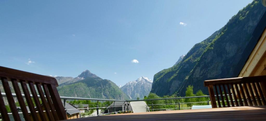 einen Balkon mit 2 Bänken und Bergblick in der Unterkunft Au Vert ! in Le Vert