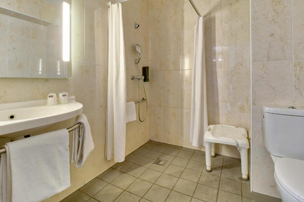 Un baño de B&B HOTEL Bayonne Tarnos