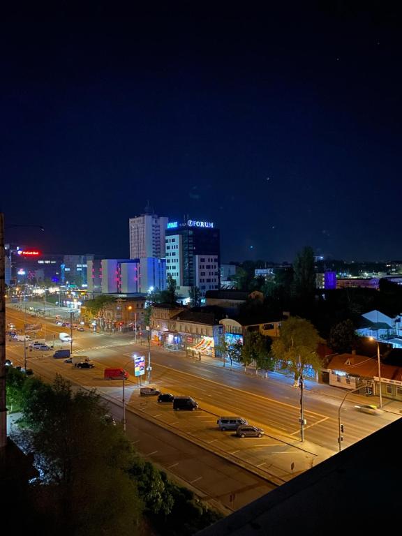 eine Stadt in der Nacht mit Autos auf einer Straße in der Unterkunft ISMAIL LUX 2 Rooms apartment CENTRE CHISINAU in Chişinău