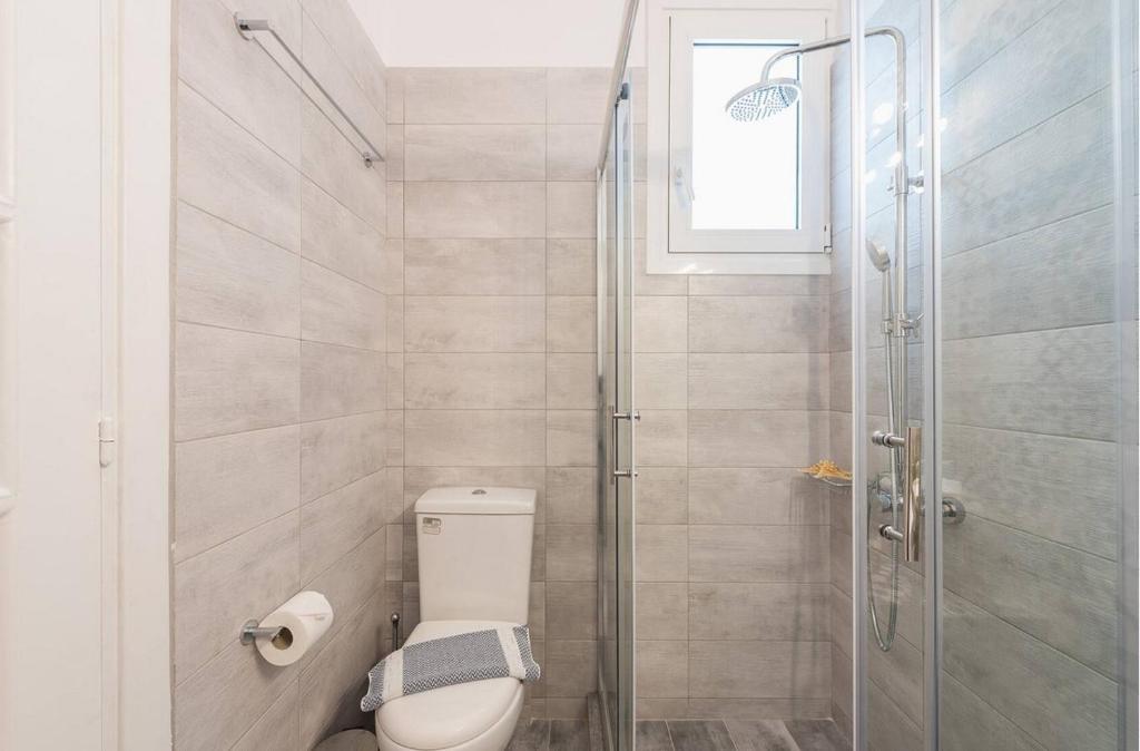 A bathroom at Casa Pamisou near Attiki metro station