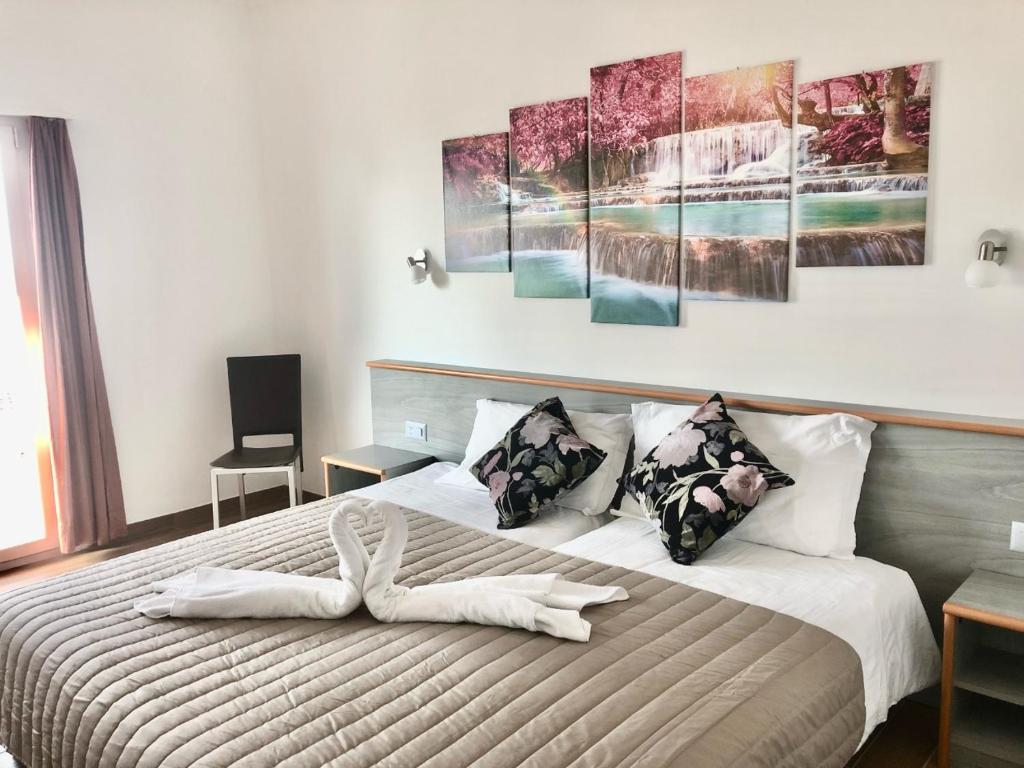 Una cama o camas en una habitación de Hotel Garni Montaldi