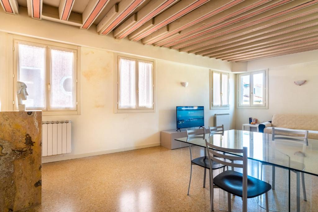 A television and/or entertainment centre at Ca' dei Mercanti