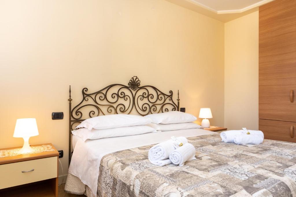 A bed or beds in a room at Ca' dei Mercanti