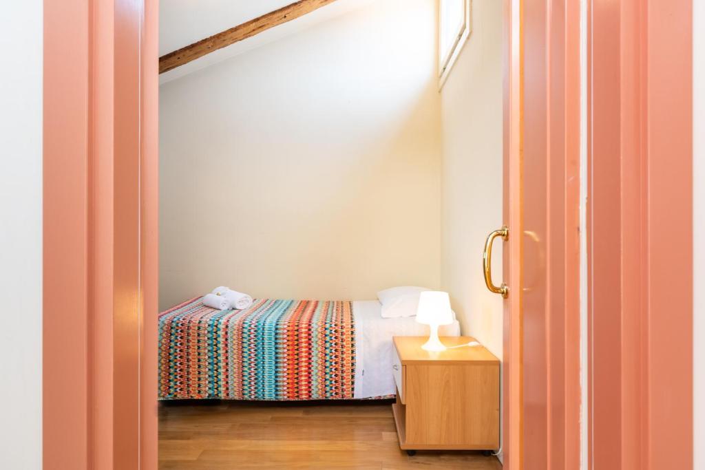 A bed or beds in a room at Ca' dei Mercanti