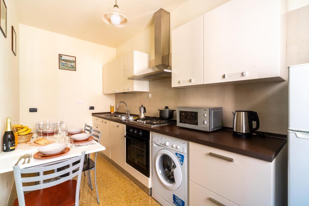 A kitchen or kitchenette at Ca' dei Mercanti