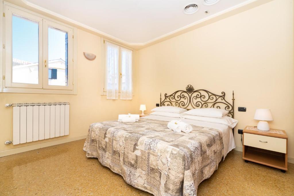 A bed or beds in a room at Ca' dei Mercanti