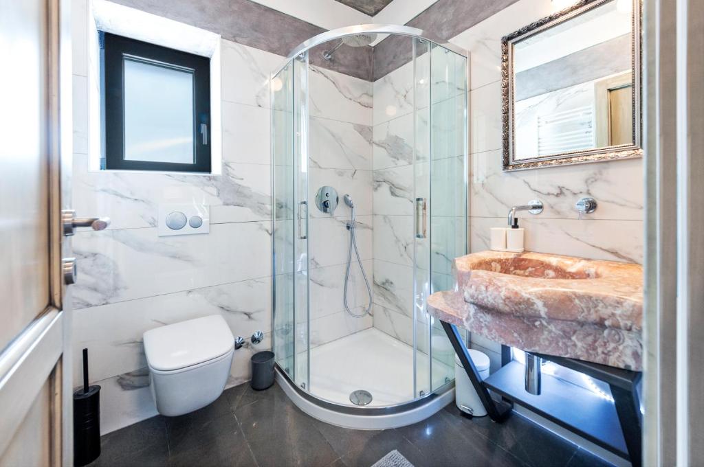 Kúpeľňa v ubytovaní Villa Baraka with private pool near Rovinj - WiiBuk