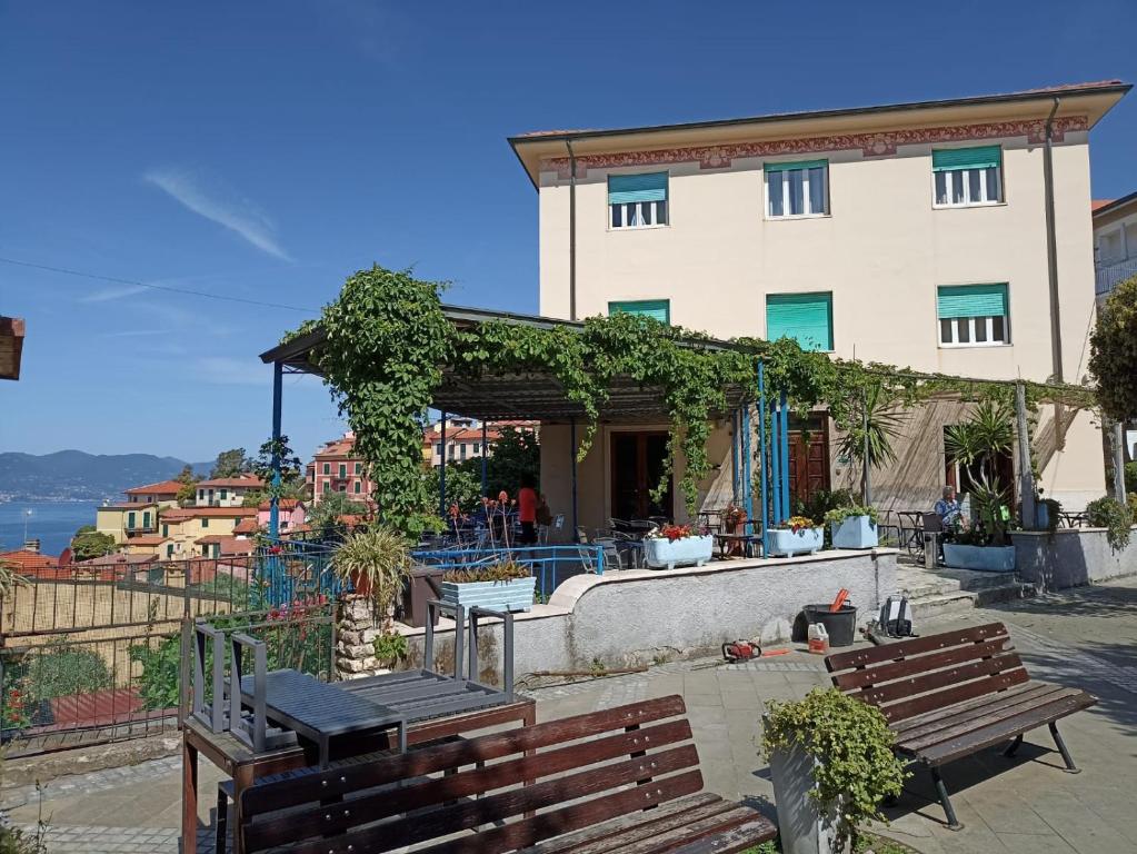 two benches sitting in front of a building at Albergo delle Ondine in Tellaro