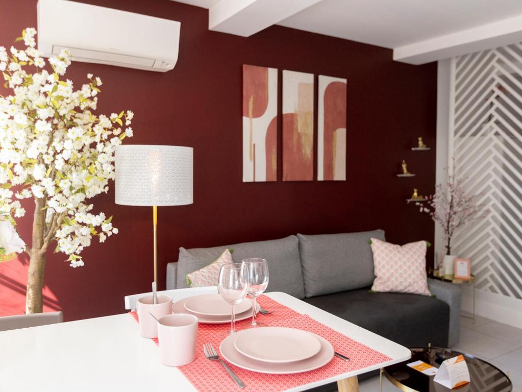 a living room with a table and a couch at Appartement climatisé hyper-centre de Toulon in Toulon